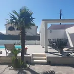 Gemuetliche Fuer Familien Mit Terrasse By Interhome * Barbat na Rabu