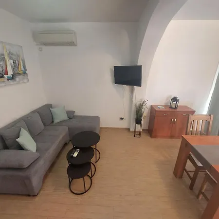 Gemuetliche Fuer Familien Mit Terrasse By Interhome Barbat na Rabu
