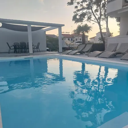 Gemuetliche Fuer Familien Mit Terrasse By Interhome * Barbat na Rabu