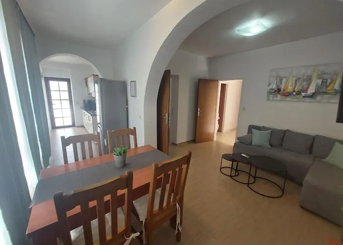 Gemuetliche Fuer Familien Mit Terrasse By Interhome Apartamento