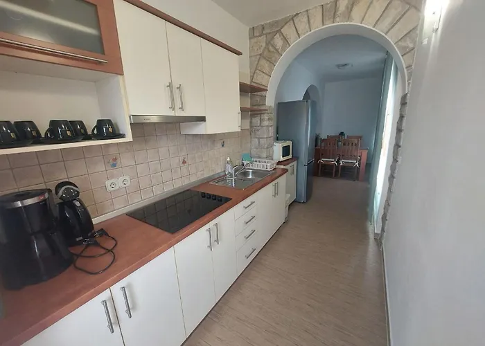 Gemuetliche Fuer Familien Mit Terrasse By Interhome Barbat na Rabu