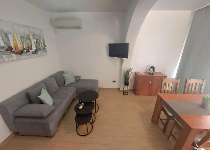 Gemuetliche Fuer Familien Mit Terrasse By Interhome Barbat na Rabu